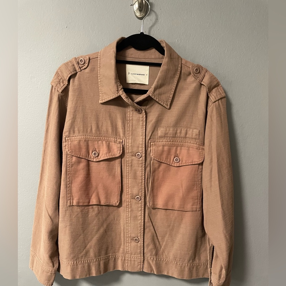 NWT Lucky Brand Cropped Twill Utility Jacket in Tan/Mauve. Size Medium